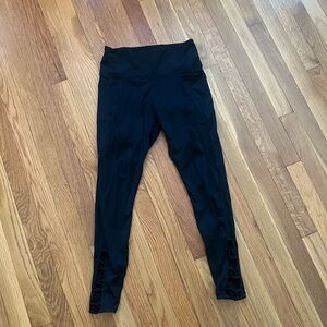 Shaping leggings with pockets and cutouts